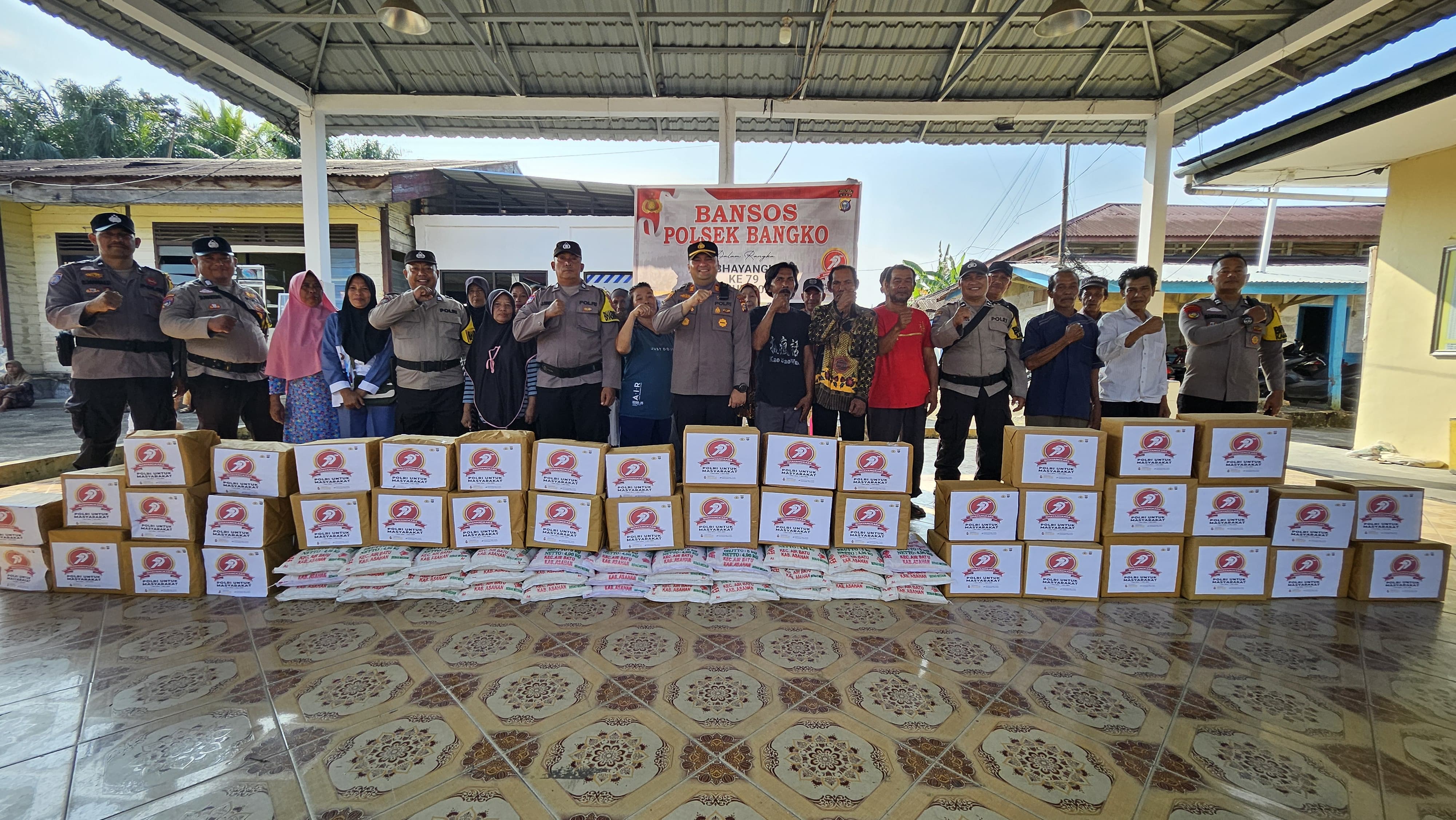 Hut Bhayangkara Ke-79, Puluhan Paket Sembako Diserahkan Polsek Bangko kepada Warga Kurang Mampu