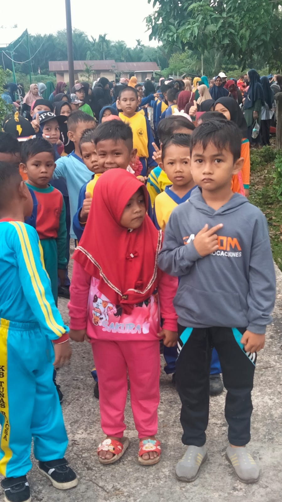 Memeriahkan HUT RI Ke 78 Tahun 2023, Warga Lingkungan RW 04 Ulu Asam Gelar Jalan Santai