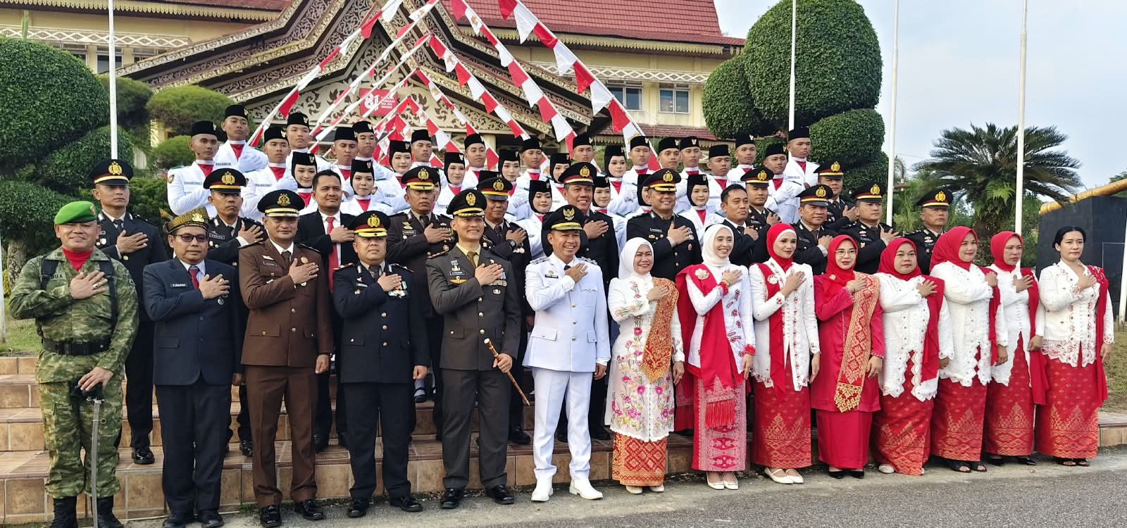 Khidmat dan Penuh Kebanggaan, Upacara Penurunan Bendera HUT ke-81 RI di Pelalawan Berlangsung Sukses