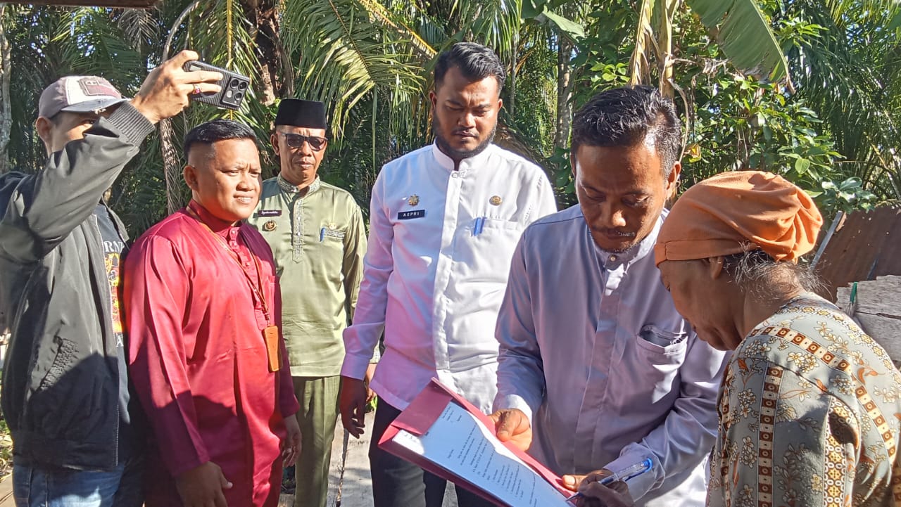 Pj Penghulu Bagan Jawa Dampingi Camat Bangko Serahkan Bantuan Rehab Rumah dan Sembako