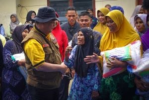 Gubri Serahkan Bantuan Korban Terdampak Banjir di Kampar