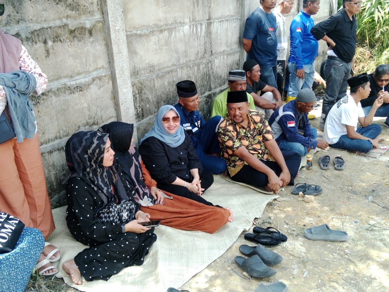 Bupati Bengkalis Hadiri Pemakaman Wartawati Susi Yanti