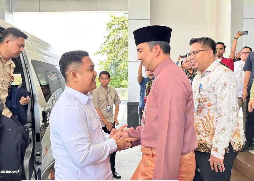 Kadisnakertrans Riau Menyambut Kedatangan Wakil Menteri Perlindungan Pekerja Migran Indonesia ke Provinsi Riau