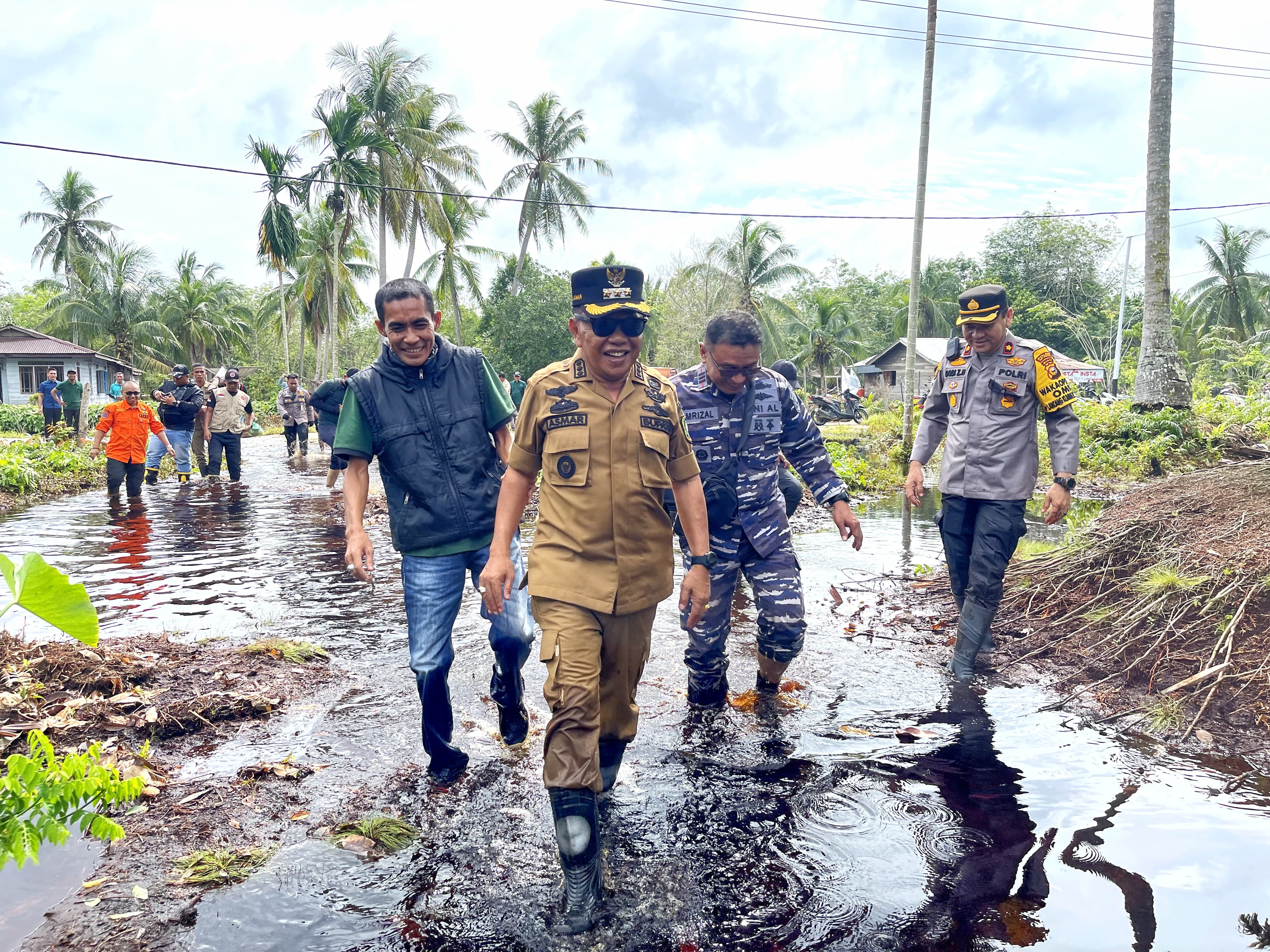 Tinjau Dampak Banjir di Sungaitohor Barat, Asmar Serahkan Sembako