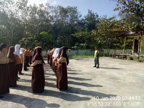 Siswa Pramuka SMPN 5 Pinggir Mendapat Materi PBB Dari Babinsa