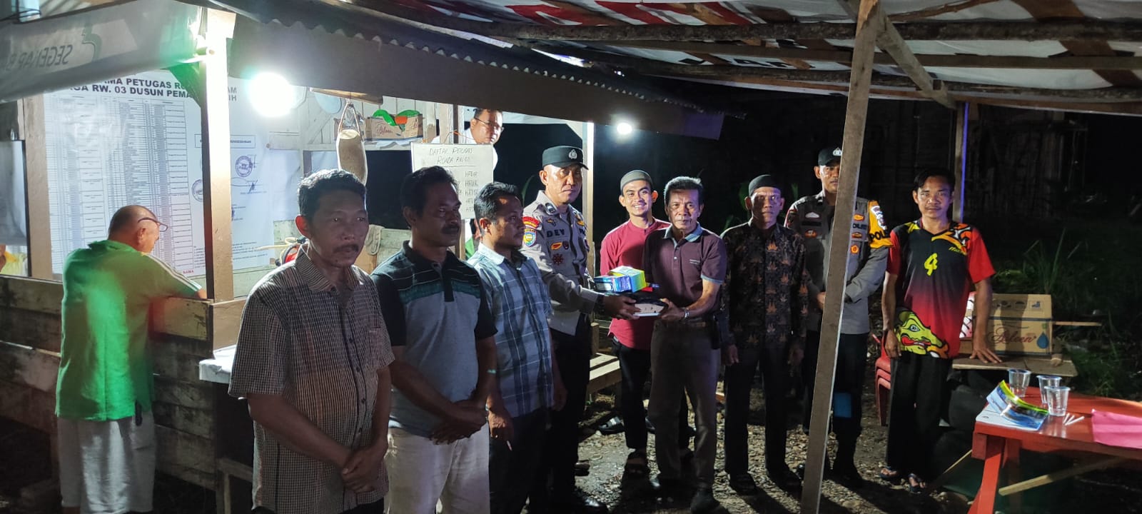 Polres Rohul serahkan bantuan Sarana Kontak ke Pos Ronda RW.03 Pematang Baih