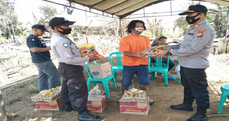 Prihatin, Kapolres Inhu Bantu Korban Kebakaran di Japura