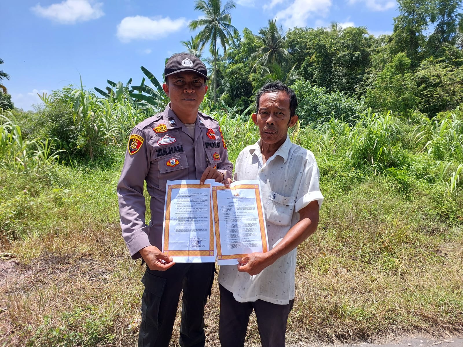 Cegah Karhutla, Personil Piket Polsek Kuala Kampar Berpatroli dan Bagi Selebaran