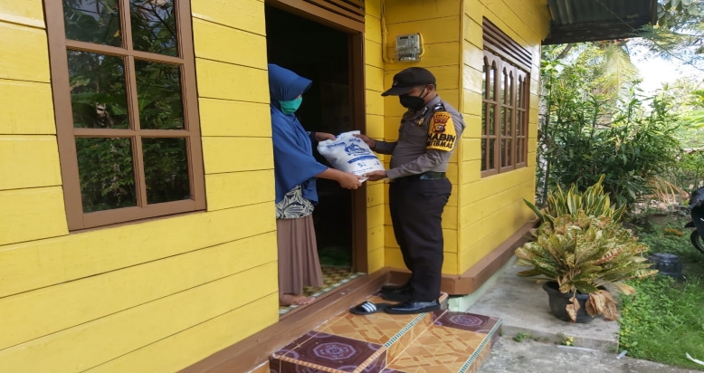 Polsek Tebingtinggi Barat Salurkan Sembako Untuk Masyarakat terdampak Covid-19 