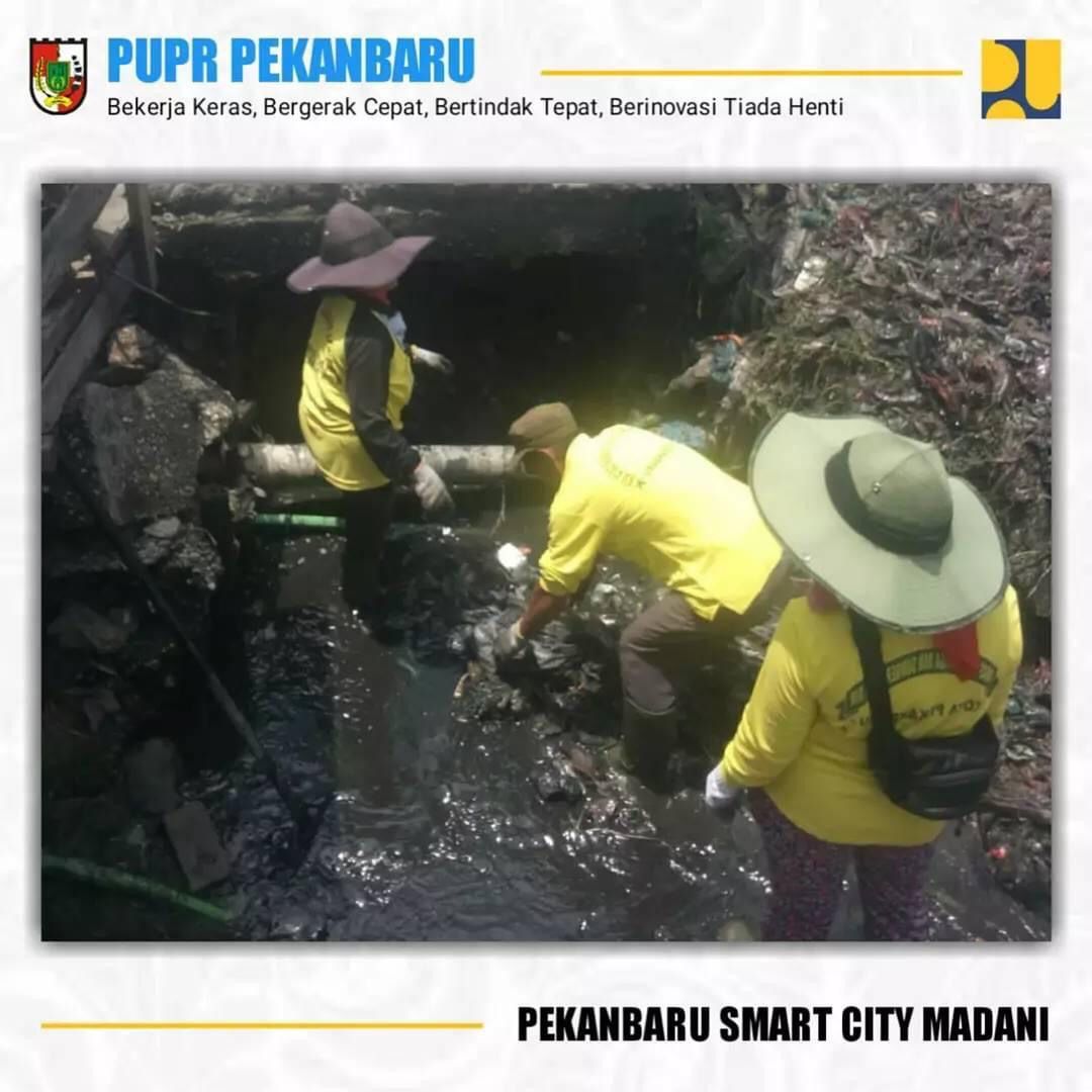 Antisipasi      Banjir, Dinas PUPR Kota  Bersihkan Drainase di Jalan Adi Sucipto dan Pasar Pagi Arengka