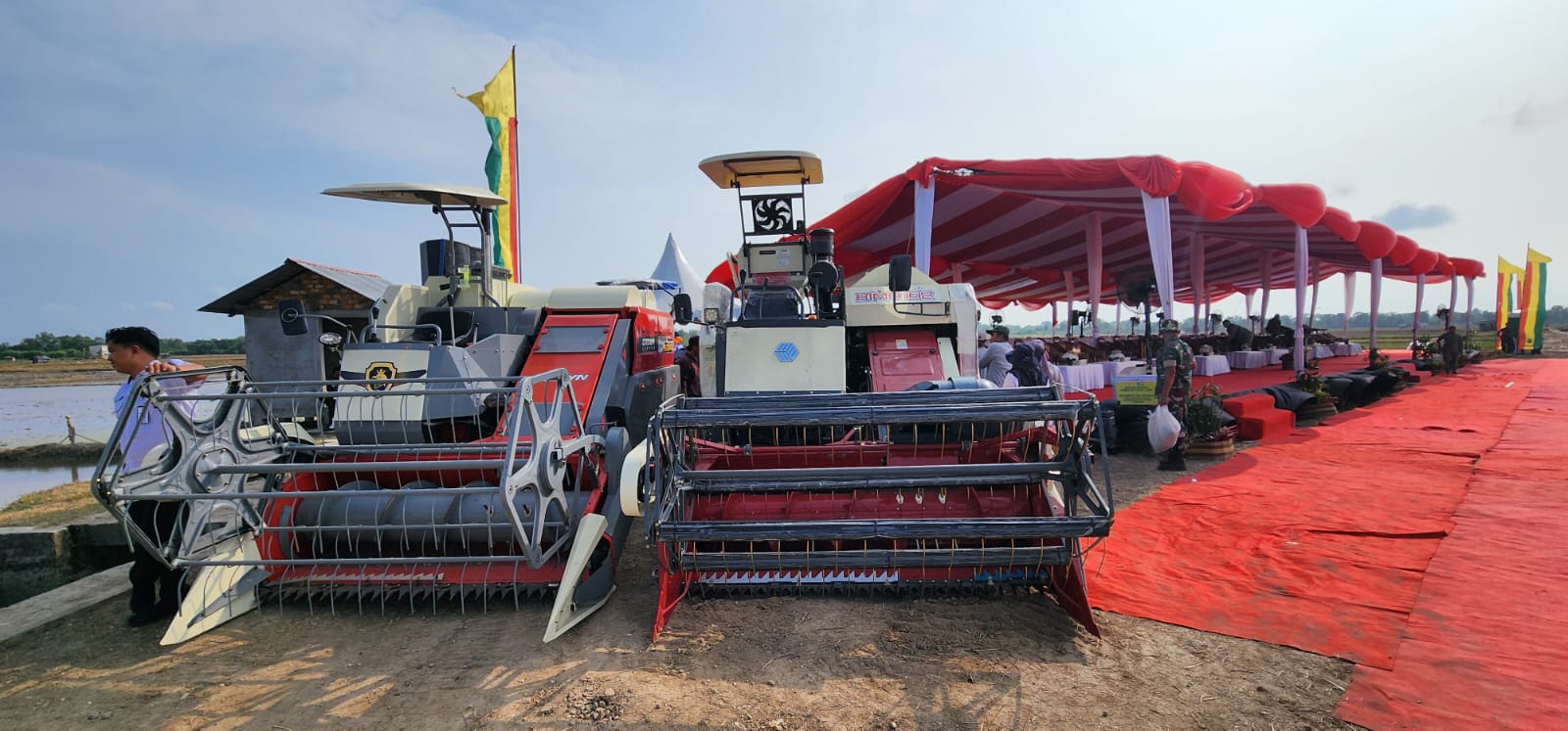 Pemprov Riau Serahkan Alsintan Kepada Petani Padi di Siak