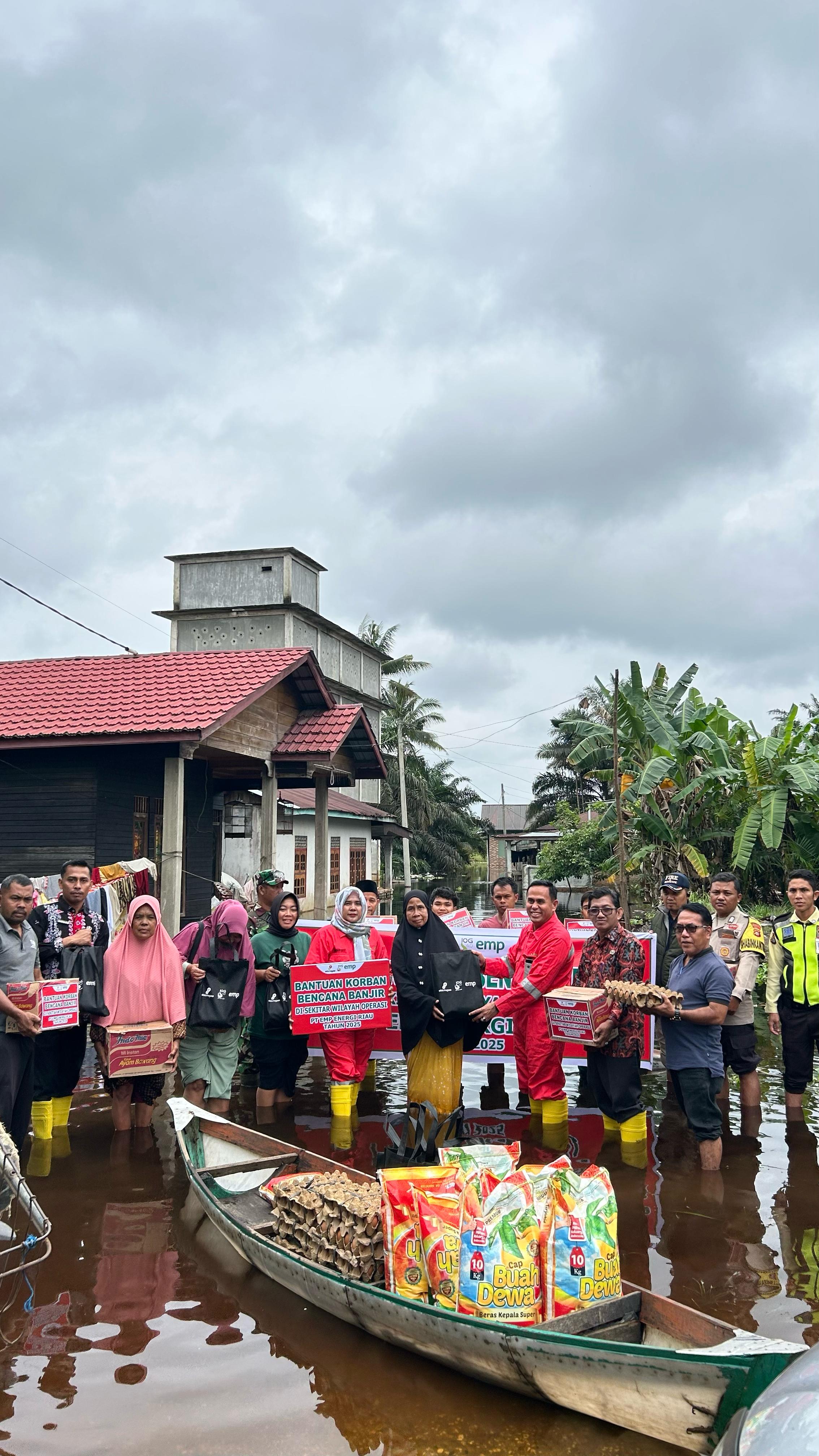PT EMP Energi Riau Salurkan Bantuan untuk Korban Banjir di Kecamatan Kerumutan