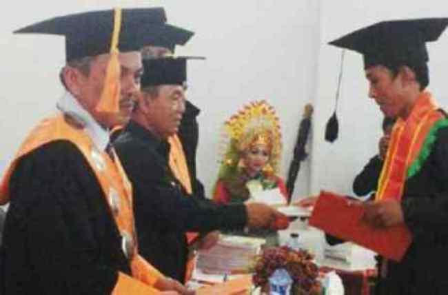 Bupati Pelalawan HM. Harris Peduli Pendidikan, Ratusan Mahasiswa Pelalawan Terima Beasiswa Sebesar Rp2,6 Miliar