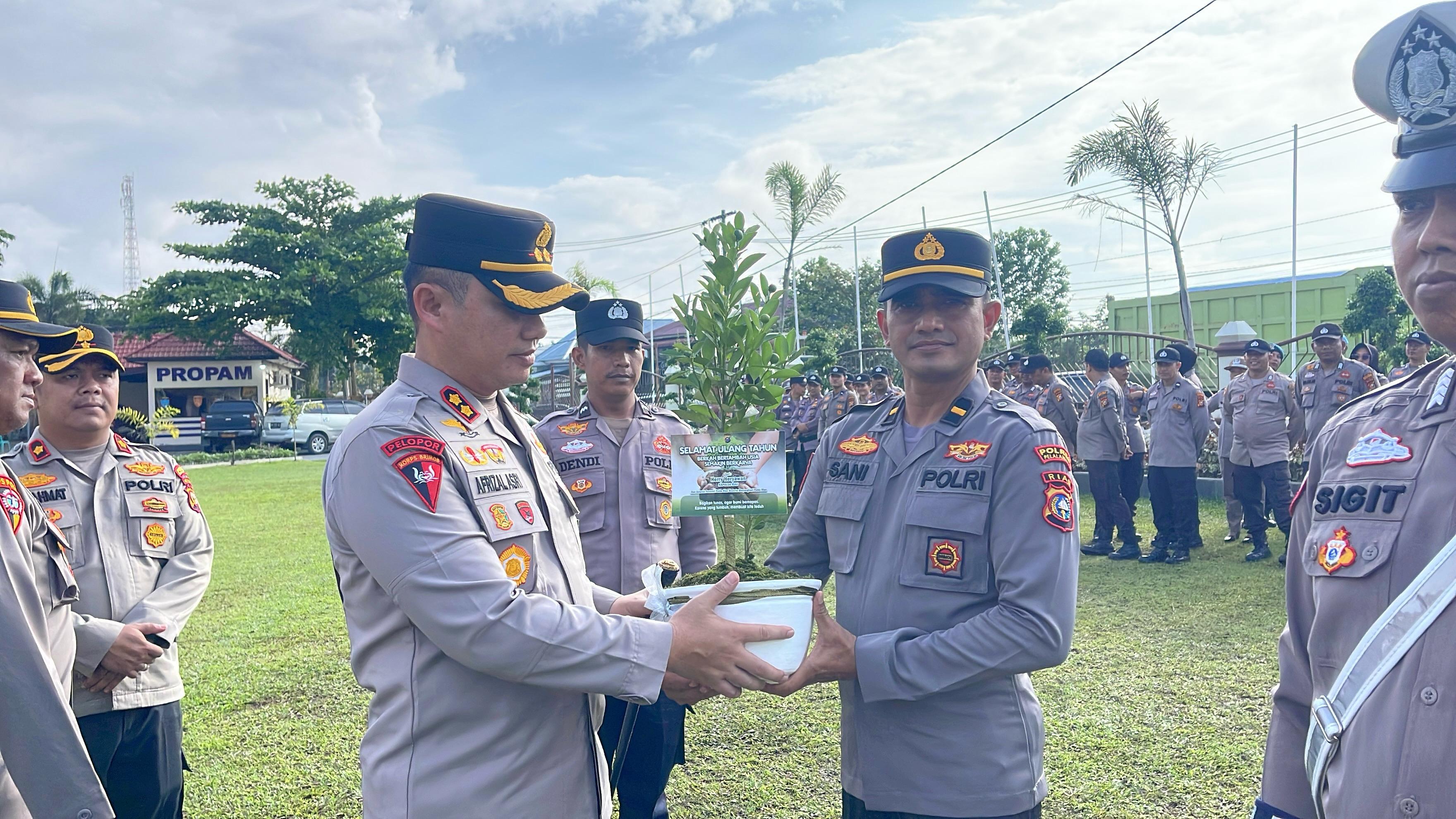 Kapolres Pelalawan Rayakan Ulang Tahun Personel dengan Cara Unik: Tanam Pohon Buah Demi Masa Depan Hijau