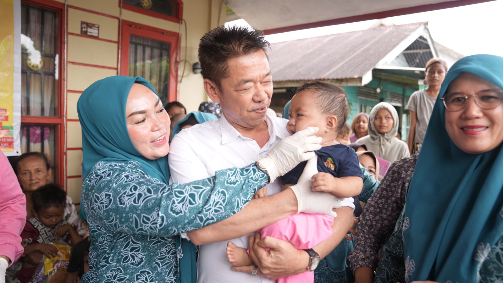 Bupati Rohil  Tinjau dan Lounching Pemberian Imunisasi Polio Kepada Anak