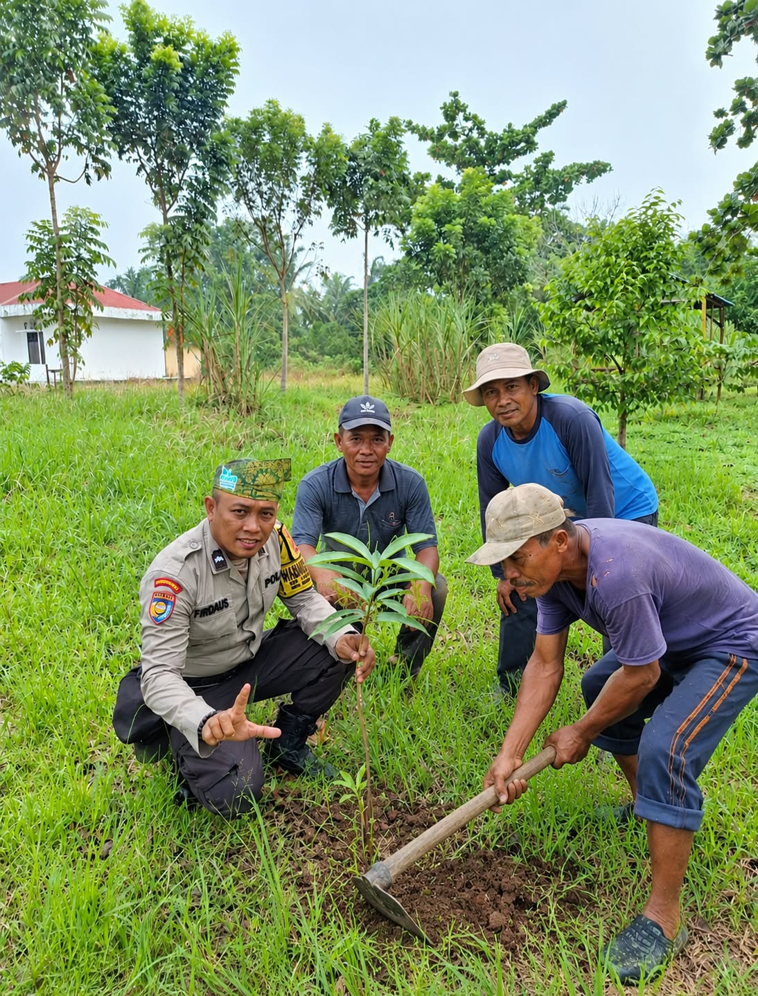 Wujudkan Green Policing di Rohil, Polsek Rimba Melintang Tanam Bibit Pohon