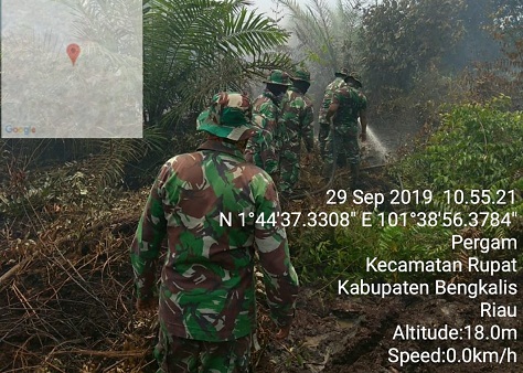 Tim Satgas Karlahut Rupat Lakukan Pendinginan di Bekas Lahan Terbakar