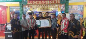 Gubri Syamsuar Dianugerahi Penghargaan Atas Kontribusi Membina Pembangunan Teknologi Tepat Guna Desa Dari Kemendes PDTT