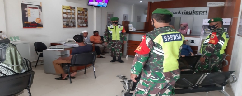 Babinsa Koramil 05 /Rupat Pantau Pendisiplin Protokol Kesehatan di Bank Riau Kepri Unit Rupat