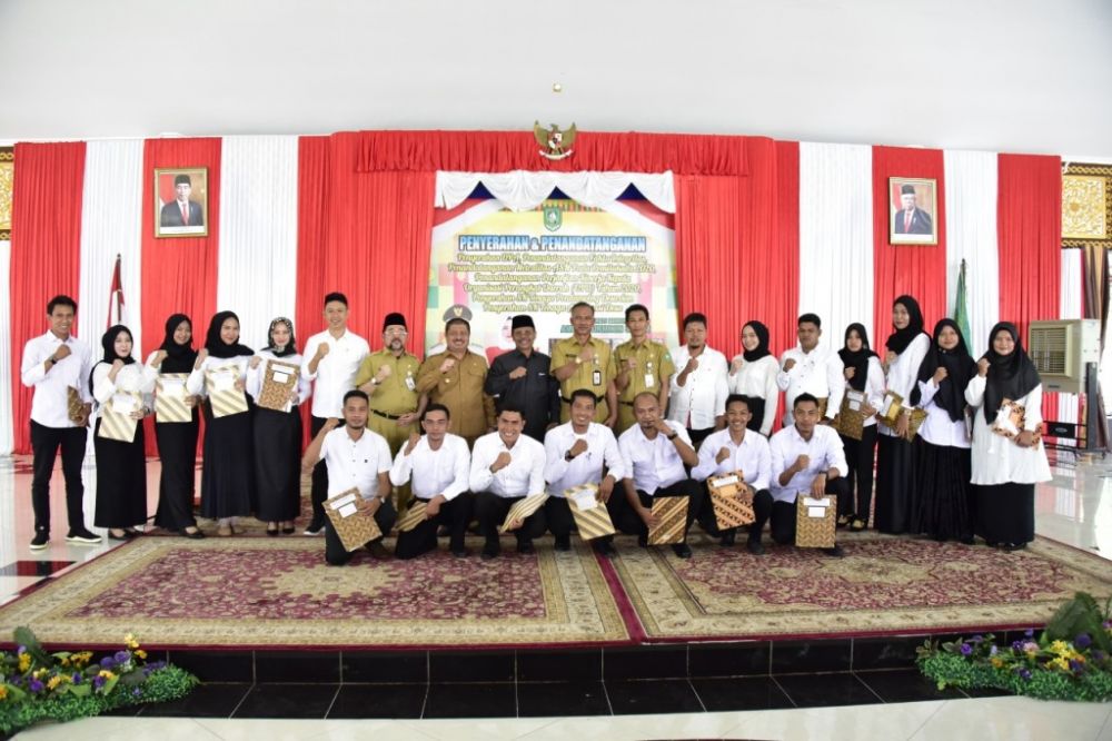 Bupati Serahkan SK Tenaga Pendamping dan Akuntansi Desa