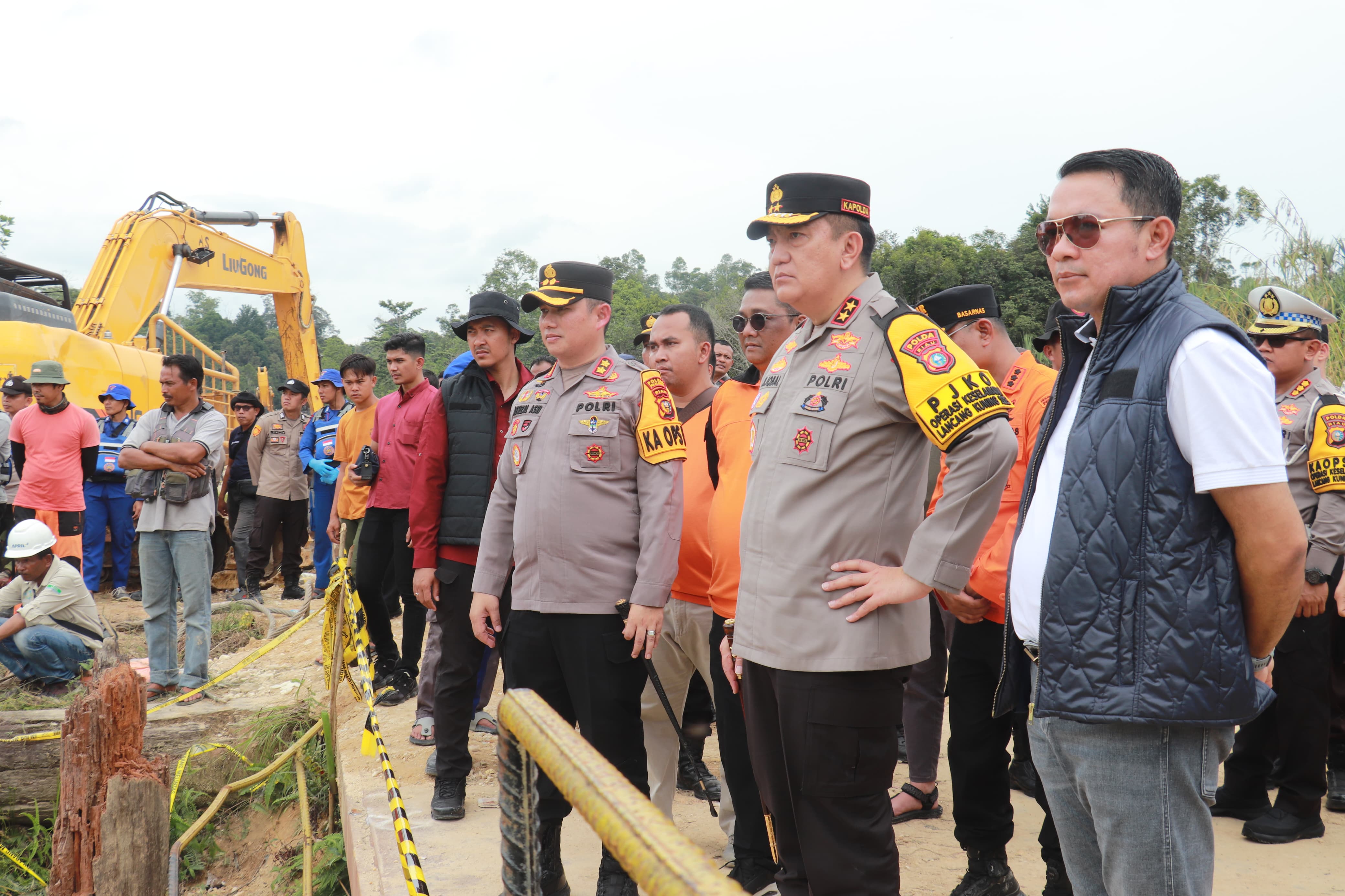 Kapolda Riau Tinjau Lokasi Tragedi Truk Terjun ke Sungai Segati, Evakuasi Korban Terus Dilakukan