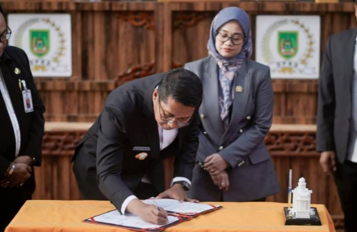 Paripurna DPRD Rohil Tandatangani Nota Kesepakatan RPJMD 2025–2029