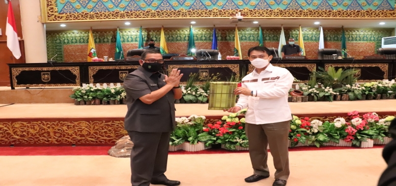 Patuhi Protokol Kesehatan, Wakil Ketua DPRD Riau Pimpin Sidang Paripurna Penyampaian Tiga Ranperda 
