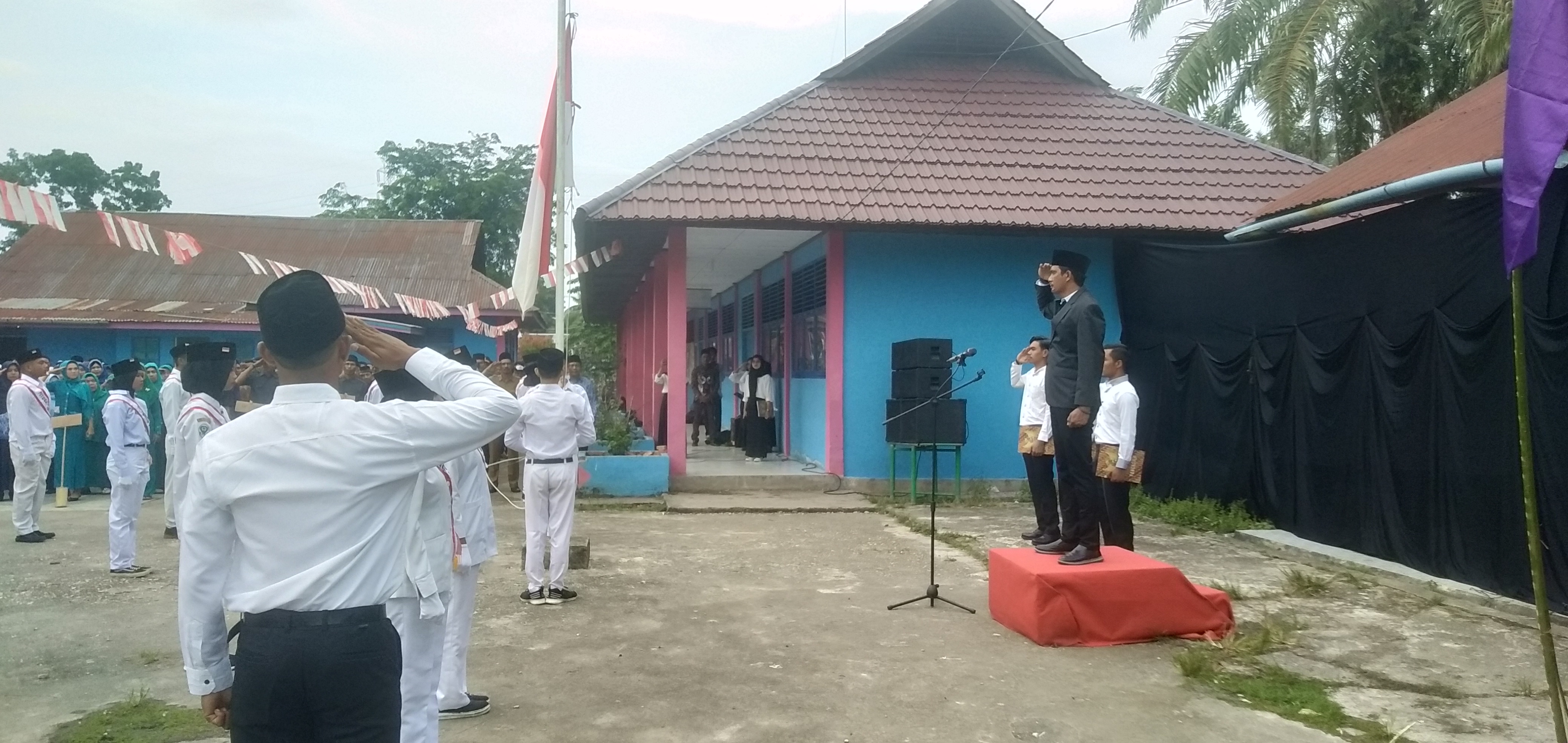 Masrul Gusti Pimpin Upacara di Labuhan Tangga Kecil