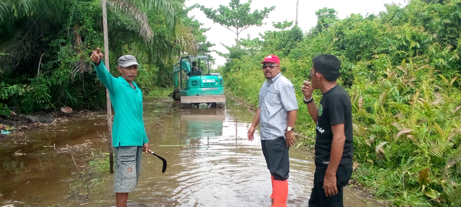 Walaupun Banjir Sudah Surat, Tim Satgas Banjir DLH Rohil Kembali Lakukan Normalisasi Parit dan Sungai