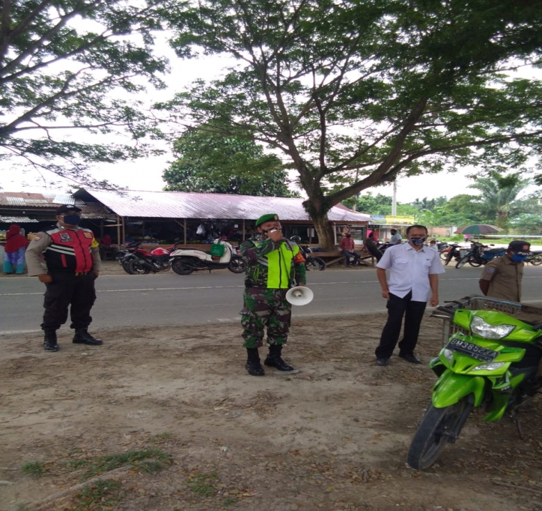 Penegakan Disiplin Protokol Kesehatan Pasar Pagi, Babinsa Koramil 03/Siak berikan Imbauan