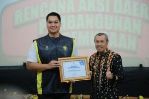 Gubri Menerima Penghargaan Anugerah RAD dari Menpora