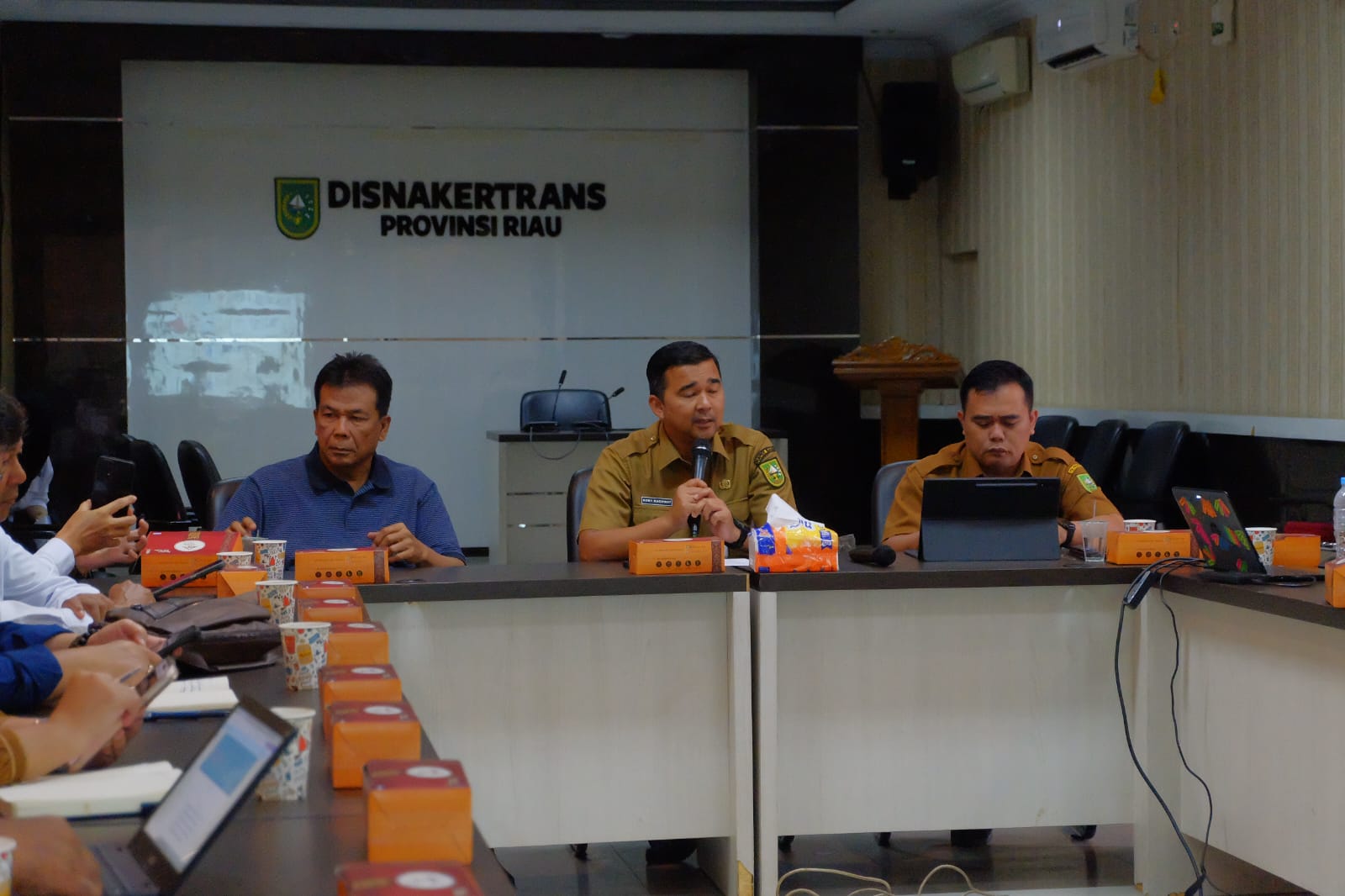 Kadisnakertrans Pimpin Rapat Persiapan  Kedatangan Tim Survai KHL di Riau