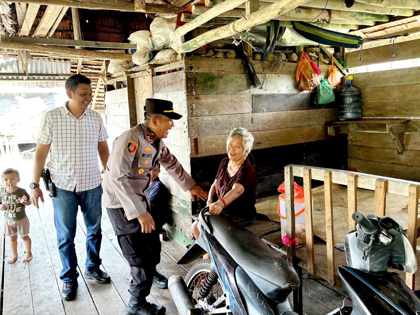 Sinergitas TNI-Polri dan Pemerintah Desa Teluk Jaga Kamtibmas Jelang Pilkada Serentak 2024 di Kampung Nelayan