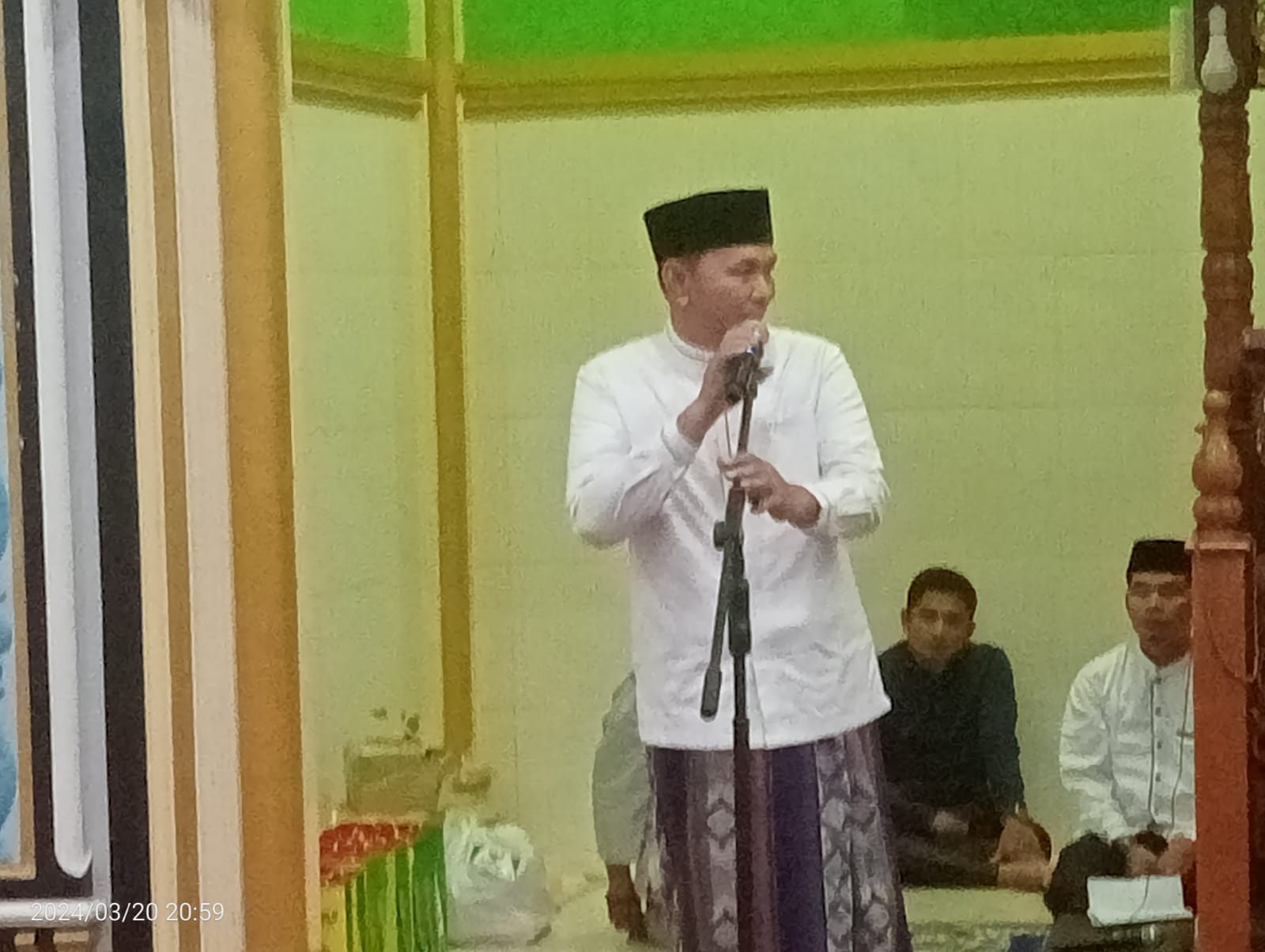 Wabup H. Indra Gunawan Beri Bantuan Qubah Masdjid Serta Sembako di Rokan IV Koto