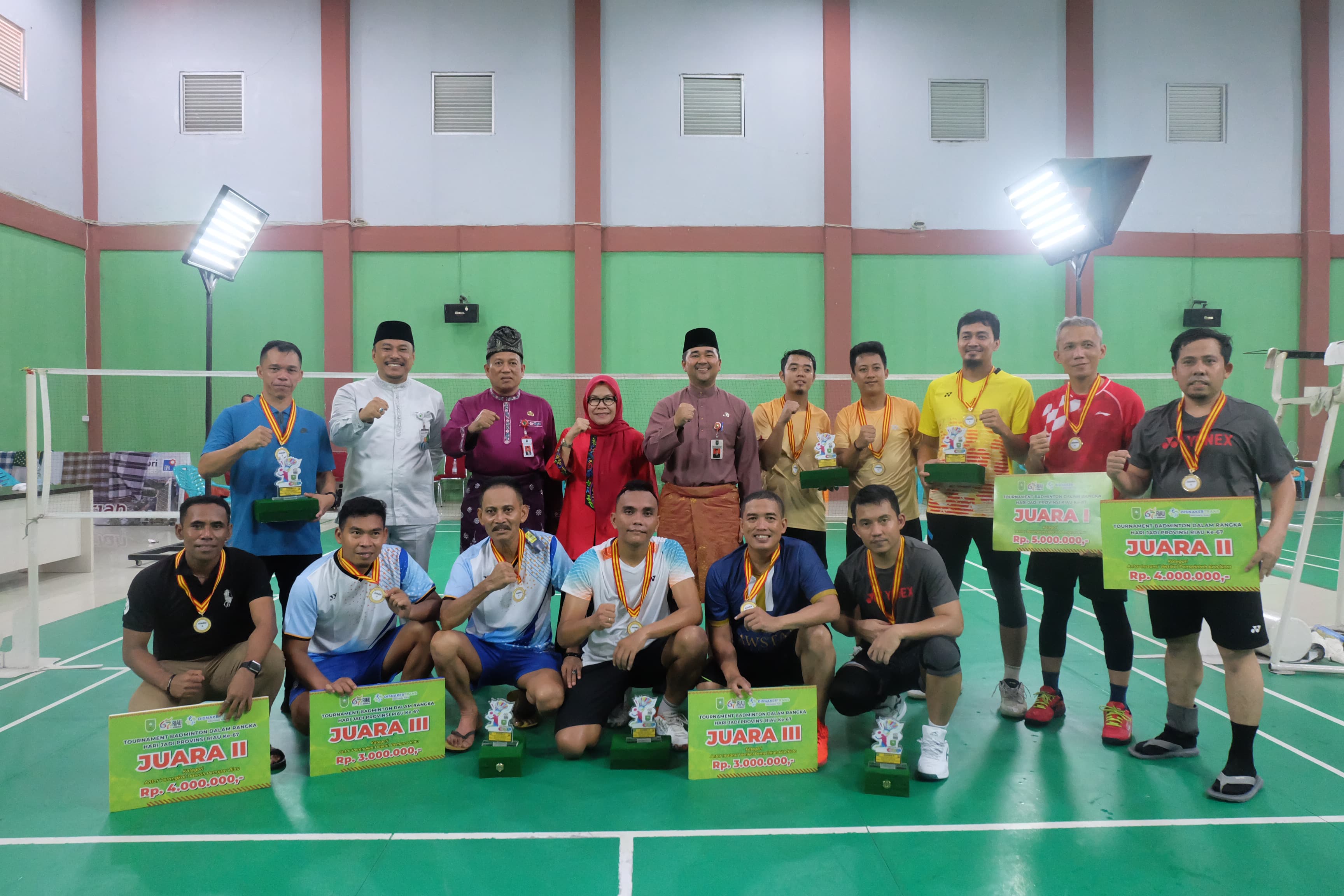 PJ Gubernur Riau Apresiasi Turnamen Badminton Disnakertrans Riau