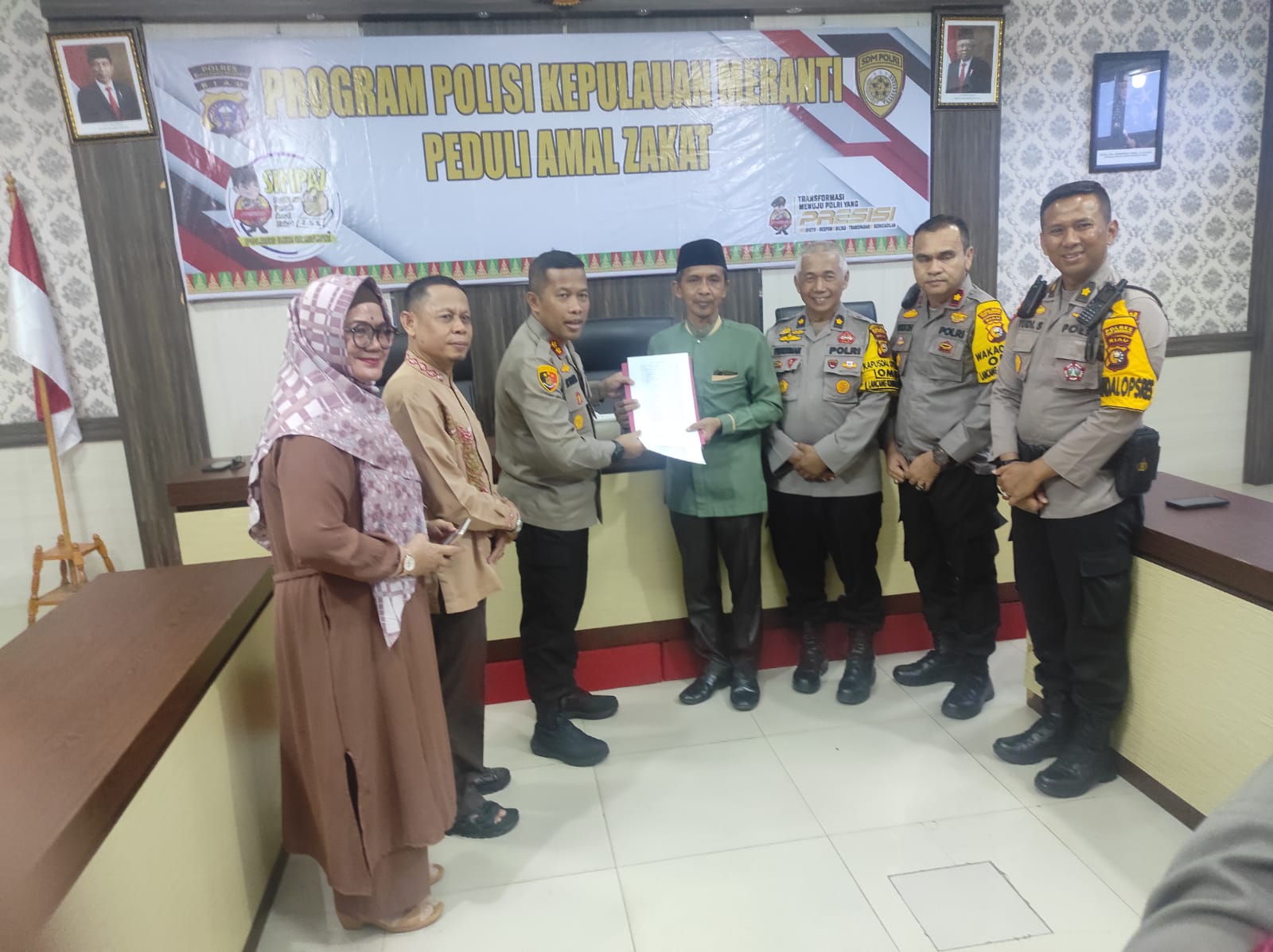 Polres Meranti Serahkan Zakat Profesi Personel Ke Baznas Sebanyak 33 Jt Lebih