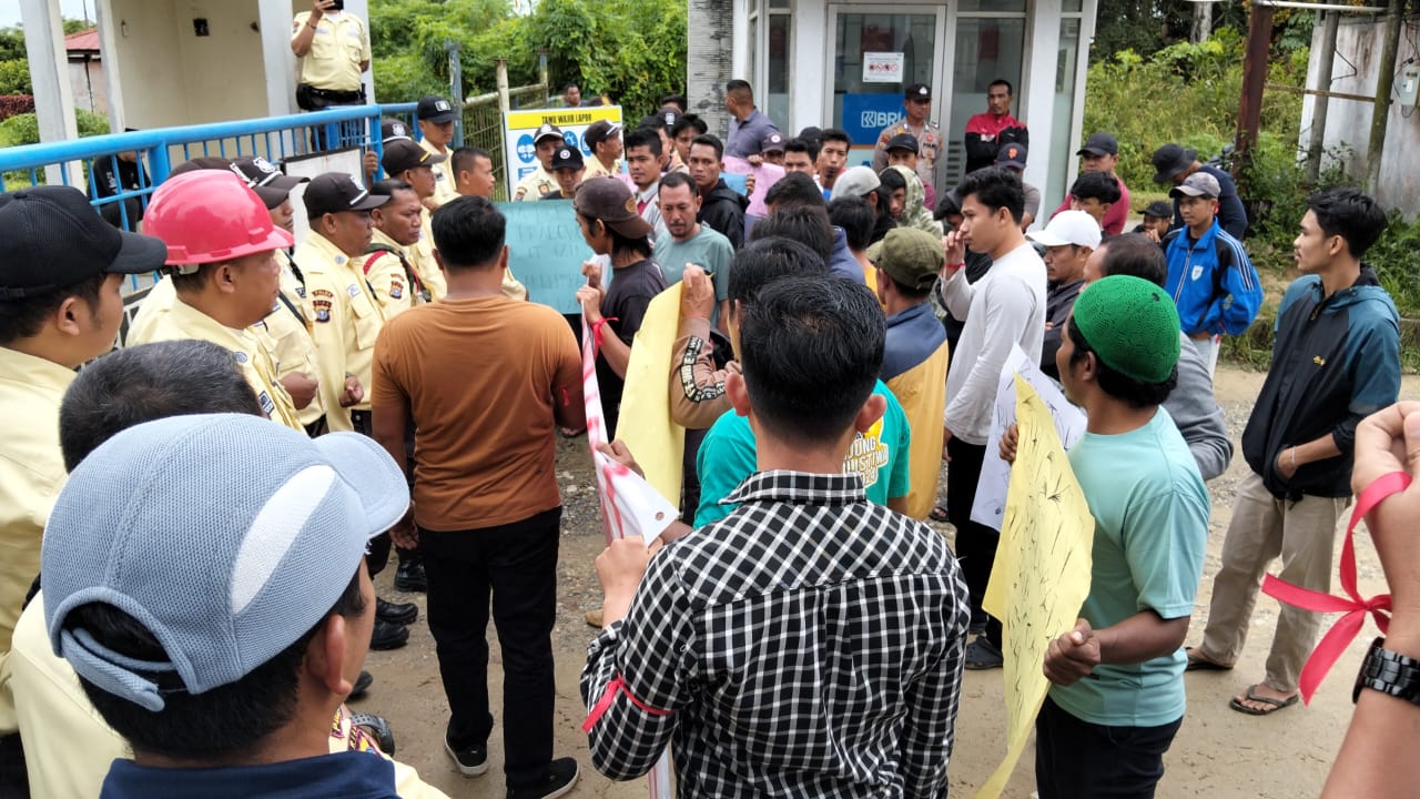 Puluhan Pemuda Geruduk PT SLS, Kantor Disegel  Tuntut Kepedulian Perusahaan di Lingkungan Sekitar