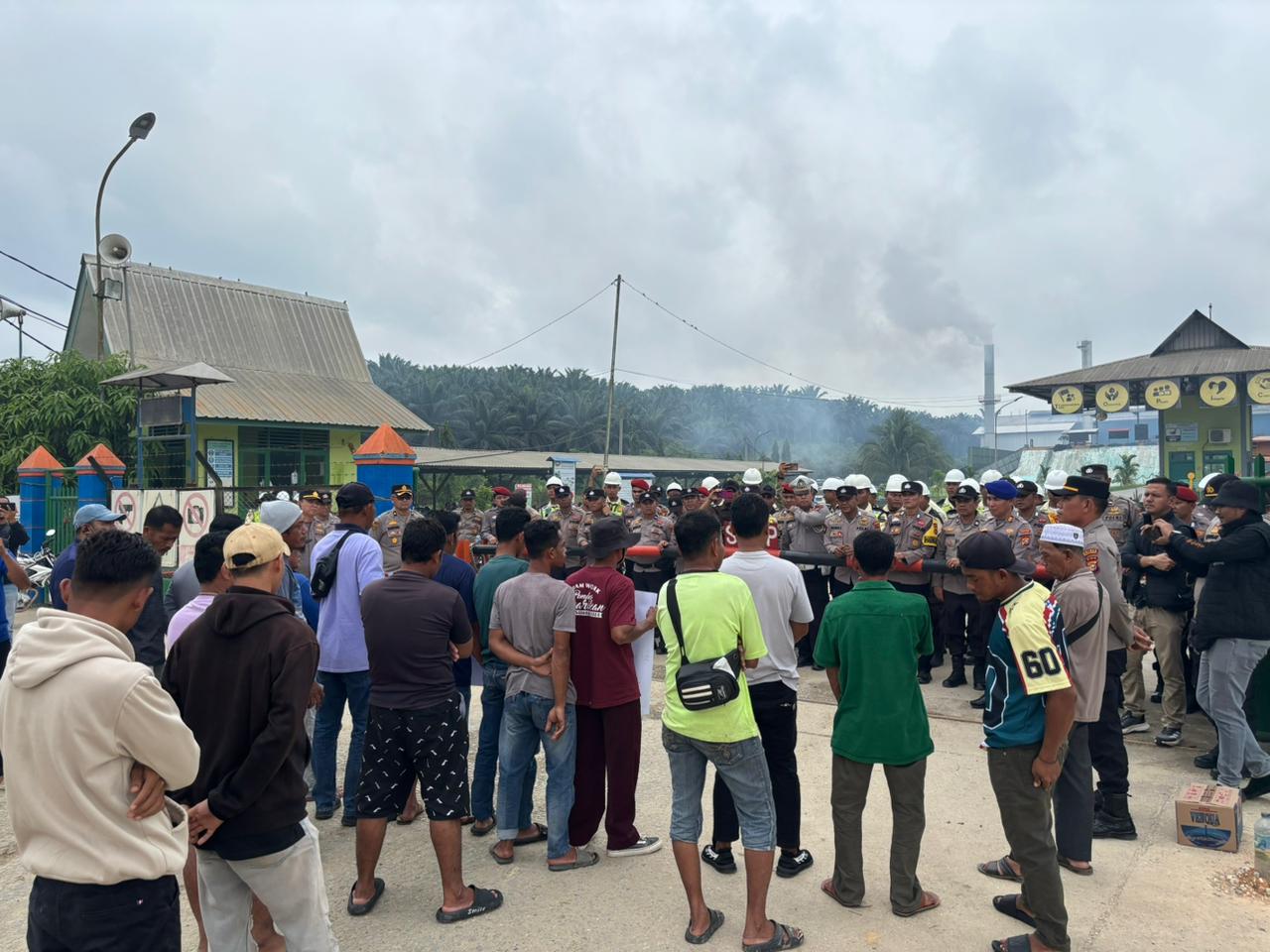 Warga Penarikan GelaAksi Tuntut Keadilan Harga Sawit di PMKS PT MUP Langgam