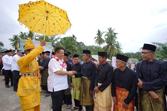 Usai Resmikan Jembatan, Pj Gubri SF Hariyanto Janji Aspal Jalan Surau Munai