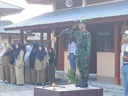 Peltu Lakattang Pimpin Apel Senen di  SMA Negeri I Merbau