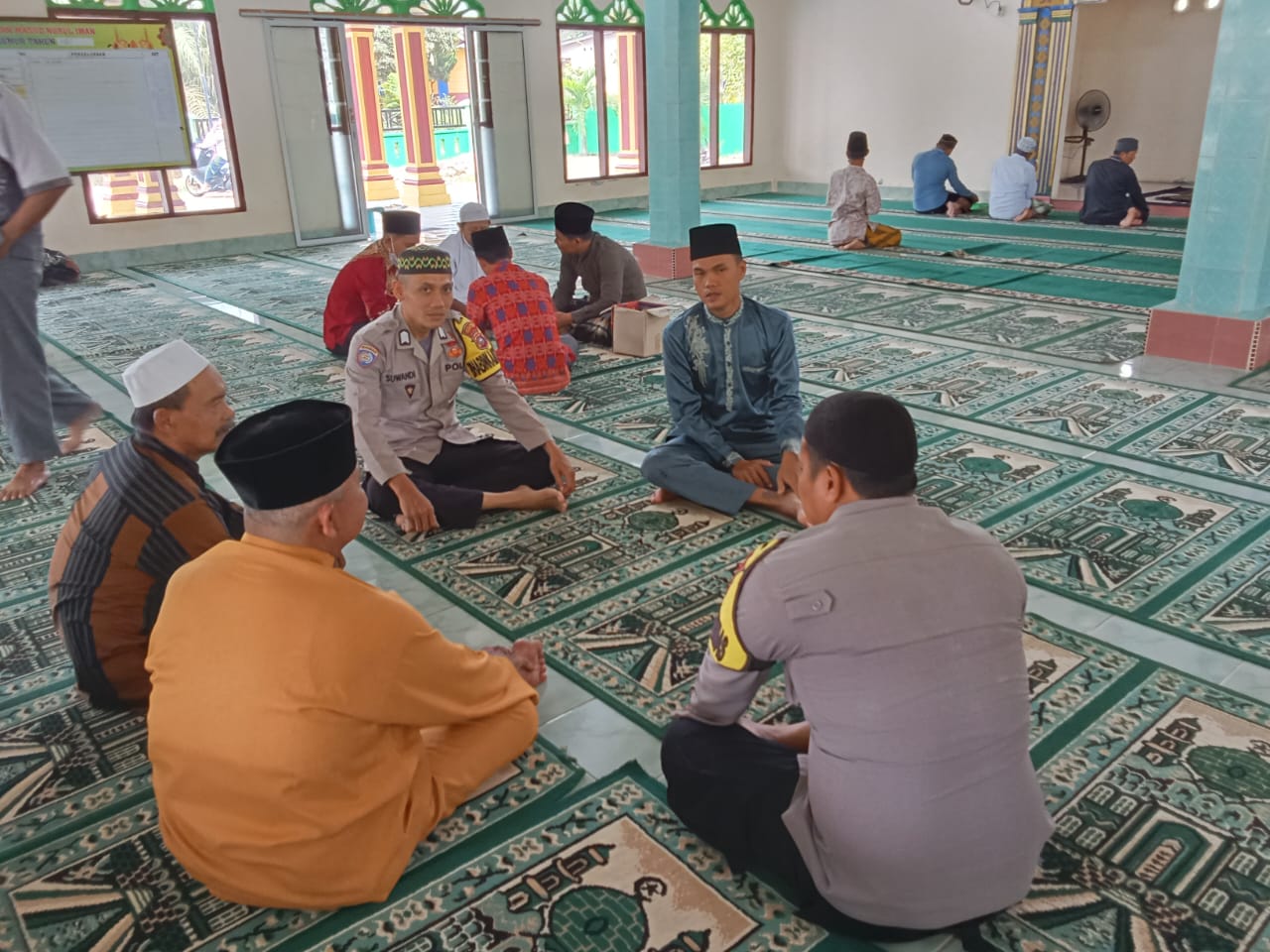 Giat Jumat Curhat di Simpang Kanan Sembari Memberikan Imbauan Kamtibmas