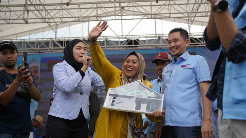 Kuswariyah Beruraian Airmata Terima Hadiah Satu Unit Rumah dari Nderek Guru