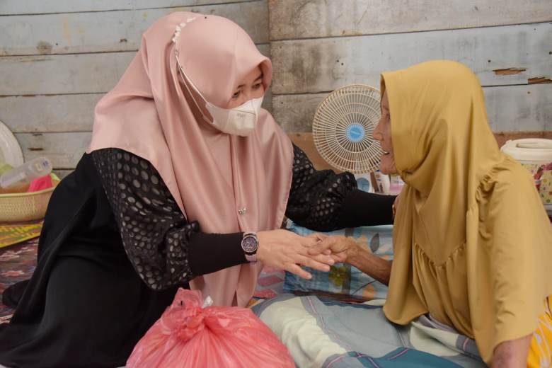 Bagikan Puluhan Sembako dan Takjil Kepada Masyarakat