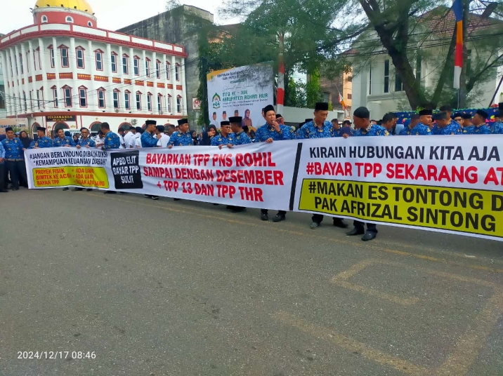 Waduh......TPP Tak Kunjung Dibayarkan, Ratusan ASN dan Honorer Lakukan Aksi di Depan BPKAD Rohil