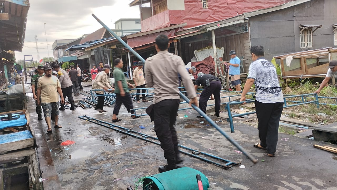 Sinergitas TNI-Polri Gelar Gotong Royong Bongkar Pasang Tenda Hajatan Masyarakat