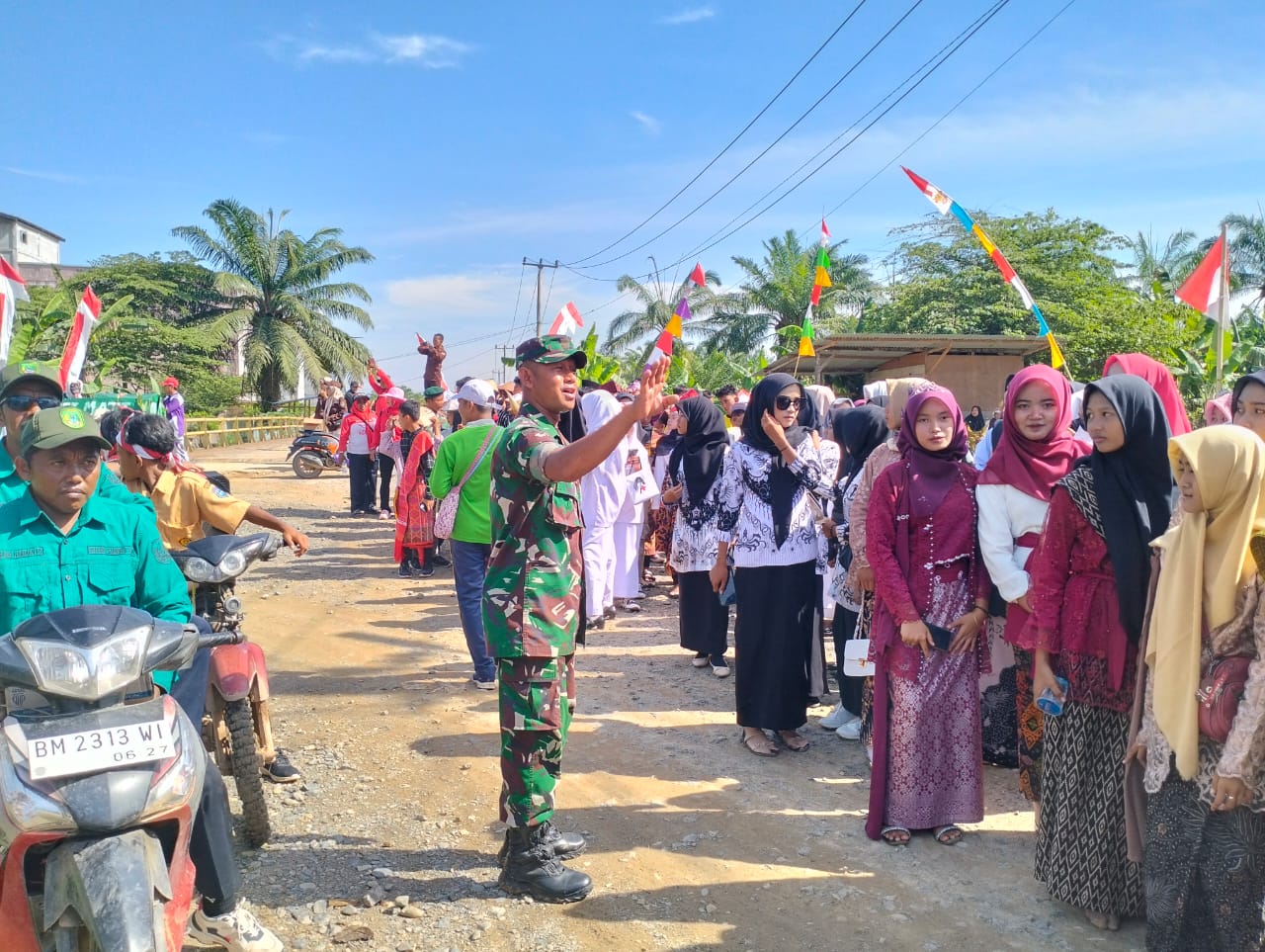 TMMD ke-125 Kodim 0321/Rohil, Serda Sugianto Wujudkan Sinergi TNI dan Rakyat Lewat Pengamanan Karnaval HUT ke-80 RI