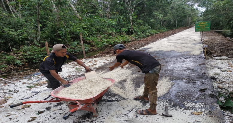 TMMD Ke-108 Kodim 0303/ Bengkalis Pembangunan Jalan di Desa Api Api  Tahap Pengaspalan