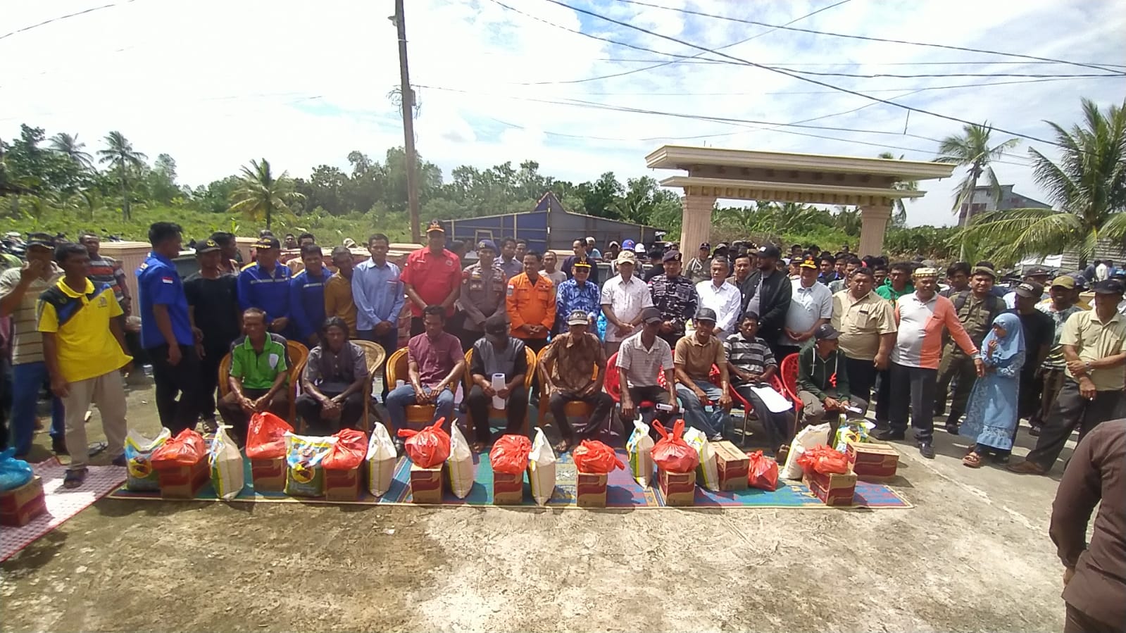 Bupati Rohil Bagikan Sembako untuk Nelayan Bagansiapiapi di Tengah Cuaca Ekstrem