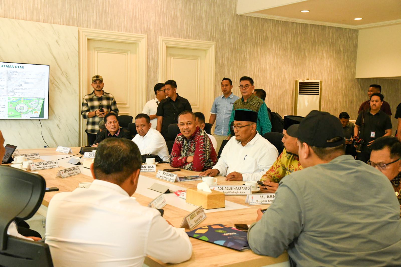 Bersama Gubri Audiensi ke Menpora RI, Wabup Bengkalis Sampaikan Komitmen RAD Pelayanan Kepemudaan