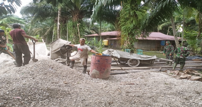 Di Terik Matahari Satgas TMMD ke 108 Kodim 0303/Bengkalis dan Warga Tetap Semangat Bangun Jalan